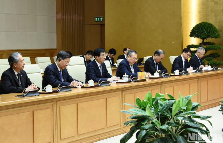 Các thành viên đi cùng với Chủ tịch Chính hiệp Toàn quốc Trung Quốc Vương Hộ Ninh cũng tham dự buổi tiếp.