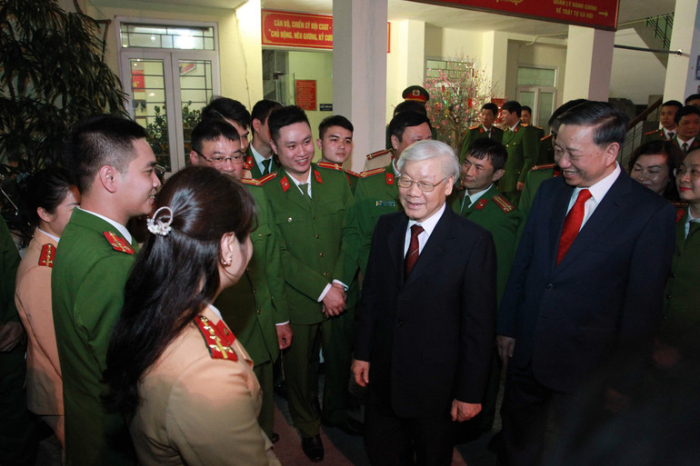 Tổng Bí thư Nguyễn Phú Trọng thăm, chúc Tết cán bộ, chiến sĩ Công an quận Ba Đình năm 2019.