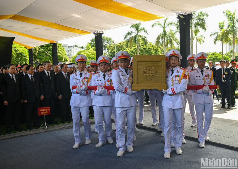 Đội nghi lễ chuyển linh cữu Tổng Bí thư Nguyễn Phú Trọng đến vị trí an táng.