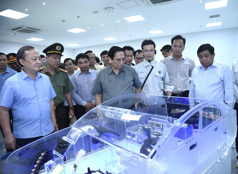 Thủ tướng Phạm Minh Chính nghe giới thiệu về các sản phẩm của Công ty Mektec Manufacturing Việt Nam.