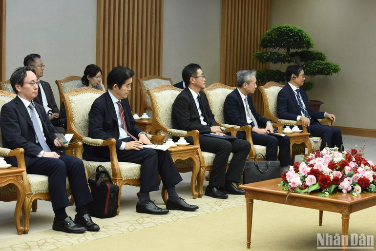 Các thành viên đi cùng với Bộ trưởng phụ trách Hiệp định Đối tác Toàn diện và Tiến bộ xuyên Thái Bình Dương (CPTPP) tham dự buổi tiếp.