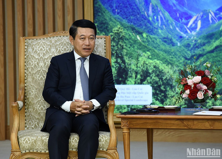 Phó Thủ tướng, Bộ trưởng Ngoại giao Lào Saleumxay Kommasith phát biểu tại buổi tiếp.