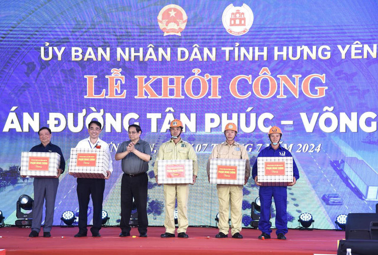 Thủ tướng Phạm Minh Chính tặng quà động viên các đơn vị tham gia thi công Dự án đường Tân Phúc-Võng Phan.