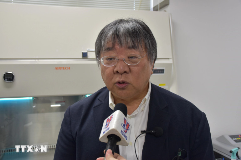 Tiến sĩ Sawa Yoshiki trả lời phỏng vấn của phóng viên TTXVN. (Ảnh: Phạm Tuân/TTXVN)