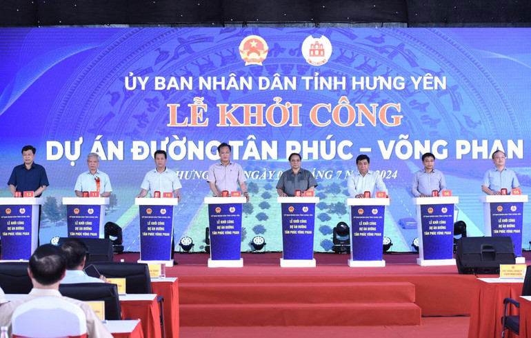 Thủ tướng Phạm Minh Chính và các đồng chí lãnh đạo thực hiện nghi thức khởi công Dự án đường Tân Phúc-Võng Phan.