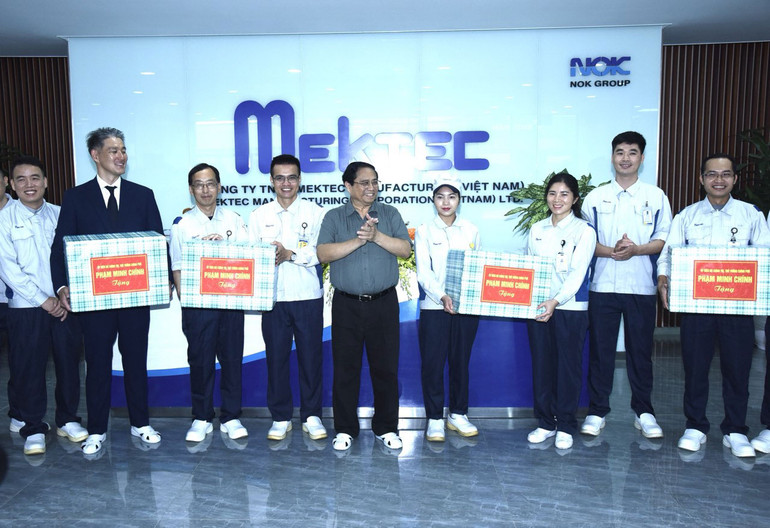 Thủ tướng Phạm Minh Chính tặng quà động viên người lao động Công ty Mektec Manufacturing Việt Nam.