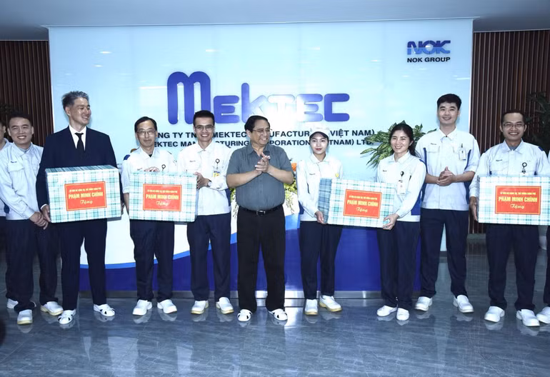 Thủ tướng Phạm Minh Chính tặng quà động viên người lao động Công ty Mektec Manufacturing Việt Nam.