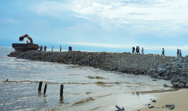 Hạng mục đê chắn sóng phía đông của Khu bến cảng Mỹ Thủy đang được khẩn trương thi công. Hình hài khu bến cảng bắt đầu hiện dần trước biển. Hạng mục đê chắn sóng phía đông của Khu bến cảng Mỹ Thủy đang được khẩn trương thi công. Hình hài khu bến cảng bắt đầu hiện dần trước biển.