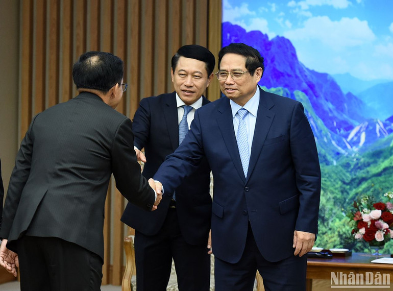 Thủ tướng Phạm Minh Chính đón các thành viên đi cùng đoàn với Phó Thủ tướng, Bộ trưởng Ngoại giao Lào Saleumxay Kommasith.