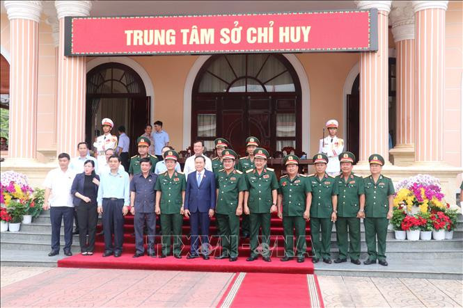 Chủ tịch Quốc hội Trần Thanh Mẫn và đại biểu cùng lãnh đạo Bộ Tư lệnh Quân khu 9. (Ảnh: TTXVN)