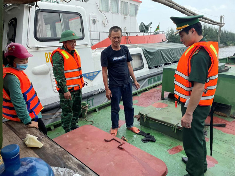 Cán bộ Bộ đội Biên phòng thành phố Hải Phòng kiểm tra tàu vận chuyển dầu trái phép. (Ảnh: Anh Phương) Cán bộ Bộ đội Biên phòng thành phố Hải Phòng kiểm tra tàu vận chuyển dầu trái phép. (Ảnh: Anh Phương)