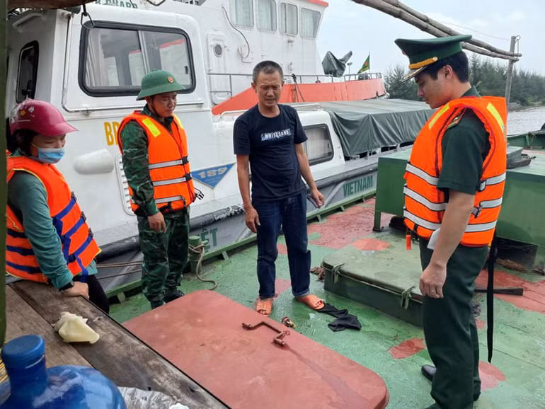 Cán bộ Bộ đội Biên phòng thành phố Hải Phòng kiểm tra tàu vận chuyển dầu trái phép. (Ảnh: Anh Phương)