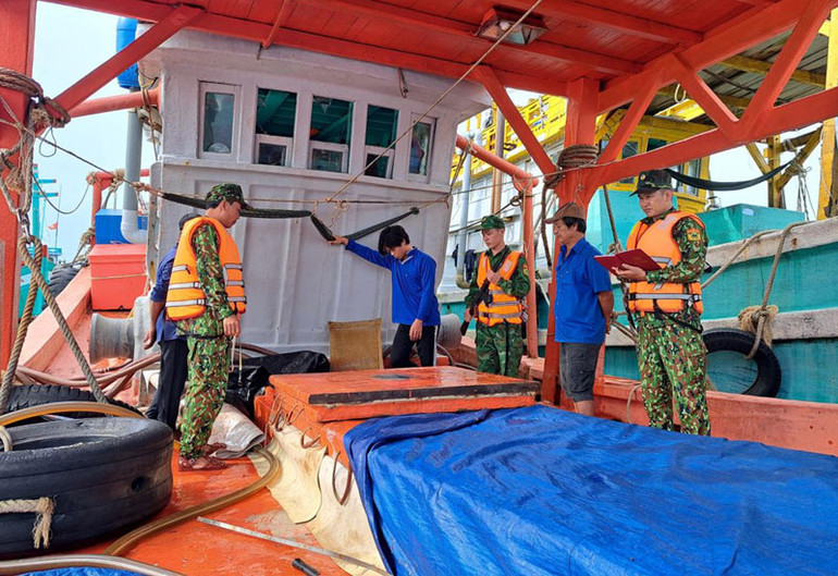Cán bộ Bộ đội Biên phòng Kiên Giang tiến hành kiểm tra phương tiện vận chuyển dầu DO không rõ nguồn gốc. (Ảnh: Tiến Vinh) Cán bộ Bộ đội Biên phòng Kiên Giang tiến hành kiểm tra phương tiện vận chuyển dầu DO không rõ nguồn gốc. (Ảnh: Tiến Vinh)