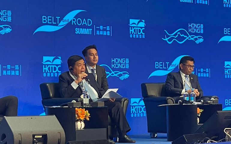 Bộ trưởng Nguyễn Chí Dũng phát biểu tại phiên thảo luận chính sách với chủ đề Sáng kiến Vành đai và Con đường-chất xúc tác cho hợp tác và phát triển khu vực. Bộ trưởng Nguyễn Chí Dũng phát biểu tại phiên thảo luận chính sách với chủ đề Sáng kiến Vành đai và Con đường-chất xúc tác cho hợp tác và phát triển khu vực.