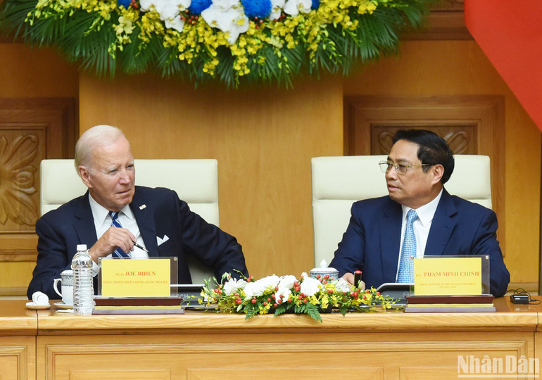 Thủ tướng Phạm Minh Chính và Tổng thống Joe Biden trao đổi tại Hội nghị cấp cao Việt Nam-Hoa Kỳ về Đầu tư và đổi mới sáng tạo.