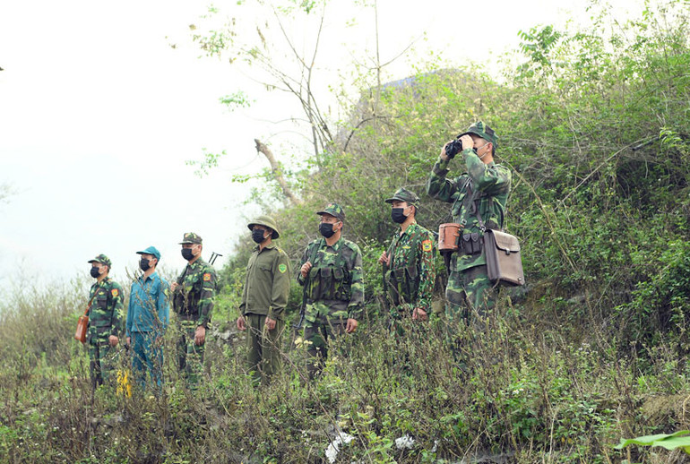 Cán bộ, chiến sĩ đồn Biên phòng Tả Gia Khâu (Bộ đội Biên phòng Lào Cai) tuần tra tại khu vực biên giới. (Ảnh: Viết Chung) Cán bộ, chiến sĩ đồn Biên phòng Tả Gia Khâu (Bộ đội Biên phòng Lào Cai) tuần tra tại khu vực biên giới. (Ảnh: Viết Chung)