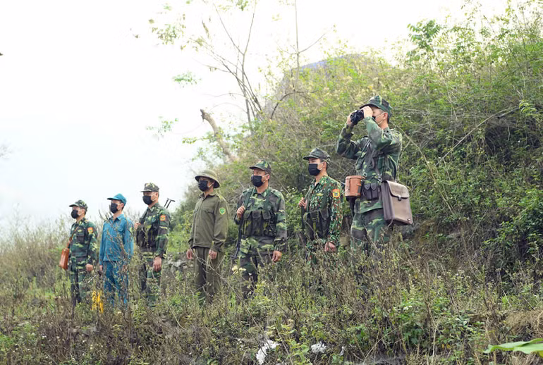 Cán bộ, chiến sĩ đồn Biên phòng Tả Gia Khâu (Bộ đội Biên phòng Lào Cai) tuần tra tại khu vực biên giới. (Ảnh: Viết Chung)
