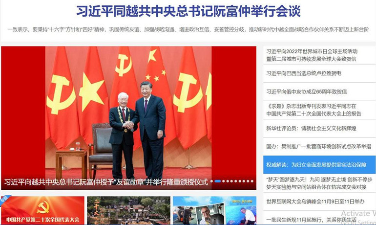 Trang mạng của Tân Hoa Xã đăng tin về chuyến thăm của Tổng Bí thư Nguyễn Phú Trọng tại vị trí nổi bật nhất. (Ảnh: HỮU HƯNG)