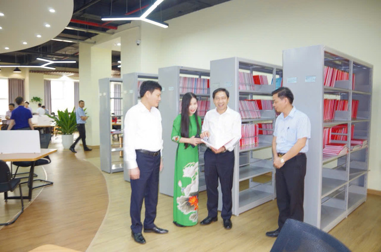 Thiếu tướng Vũ Ngọc Thiềm - Trưởng ban Ban Cơ yếu Chính phủ kiểm tra hệ thống thư viện số tại Học viện Kỹ thuật mật mã.