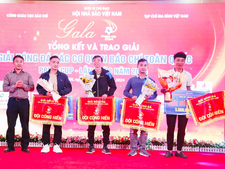Đội bóng Báo Nhân Dân, Đài Truyền hình Việt Nam (VTV), CLB Thông tấn xã Việt Nam, Báo Nhà báo và Công luận cùng nhận Giải cống hiến của Press Cup 2024.
