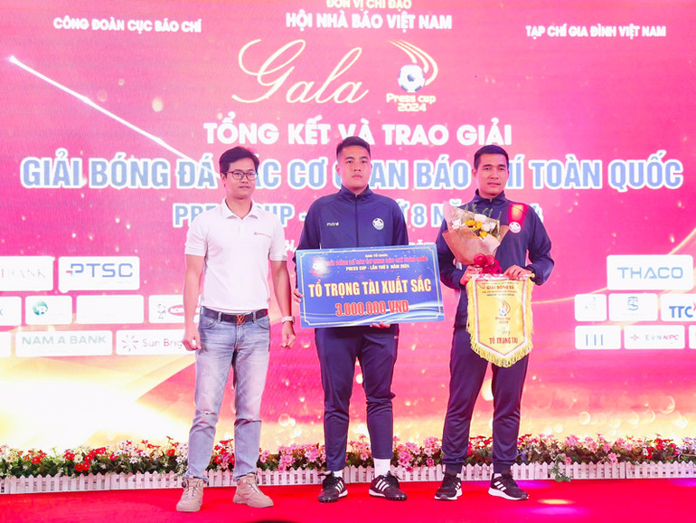 Nhà báo Phan Khánh An, Ủy viên Ban Biên tập, Tổng Thư ký tòa soạn Tạp chí Gia đình Việt Nam trao thưởng cho tổ trọng tài xuất sắc nhất Press Cup 2024.