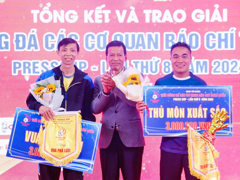 Ông Trương Thế Toàn, phụ trách chuyên môn Press Cup 2024 trao cờ, hoa và phần thưởng cho thủ môn xuất sắc nhất và vua phá lưới.