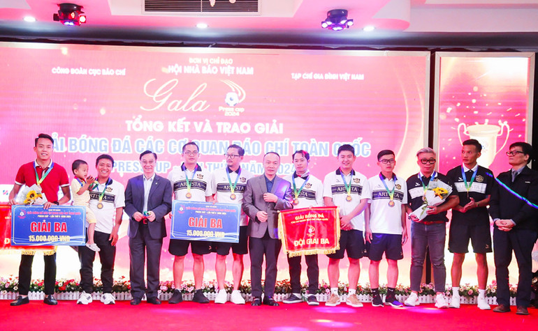 Hai đội bóng Phóng viên Đời sống-Xã hội (TP Hồ Chí Minh) và Báo Nông thôn Ngày nay/Dân Việt nhận đồng giải Ba.