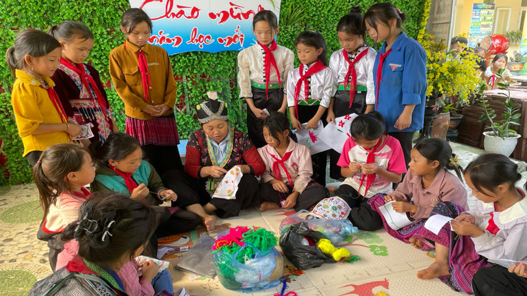 Giờ học của câu lạc bộ khâu thêu khối lớp 5 Trường Phổ thông dân tộc bán trú Tiểu học xã Tà Mung.