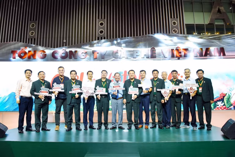 Đại diện thương hiệu chụp ảnh kỷ niệm sau sự kiện ra mắt thành công.