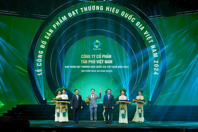 Đại diện các thương hiệu của Nhựa Đồng Nai, CMC và Inochi lên nhận cúp Thương hiệu quốc gia. Đại diện các thương hiệu của Nhựa Đồng Nai, CMC và Inochi lên nhận cúp Thương hiệu quốc gia.