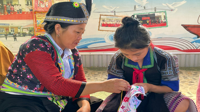 Chị Cứ Thị Sau (người dân địa phương) được mời đến hướng dẫn học sinh trong câu lạc bộ khâu thêu Trường Phổ thông dân tộc bán trú Tiểu học xã Tà Mung.