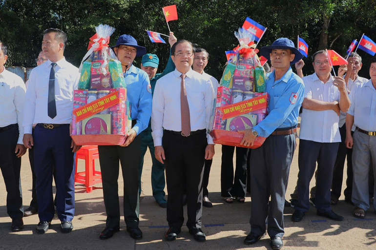 Đồng chí Nguyễn Hồng Thanh, Phó Chủ tịch Thường trực Ủy ban nhân dân tỉnh Tây Ninh tặng hoa các Đội K70 và K71.