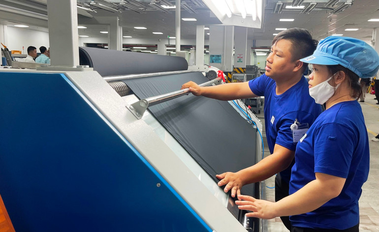 Công nhân làm việc trong Nhà máy dệt nhuộm TOP TEXTILES tại Khu công nghiệp dệt may Rạng Đông, huyện Nghĩa Hưng, tỉnh Nam Định. Ảnh: XUÂN TRƯỜNG