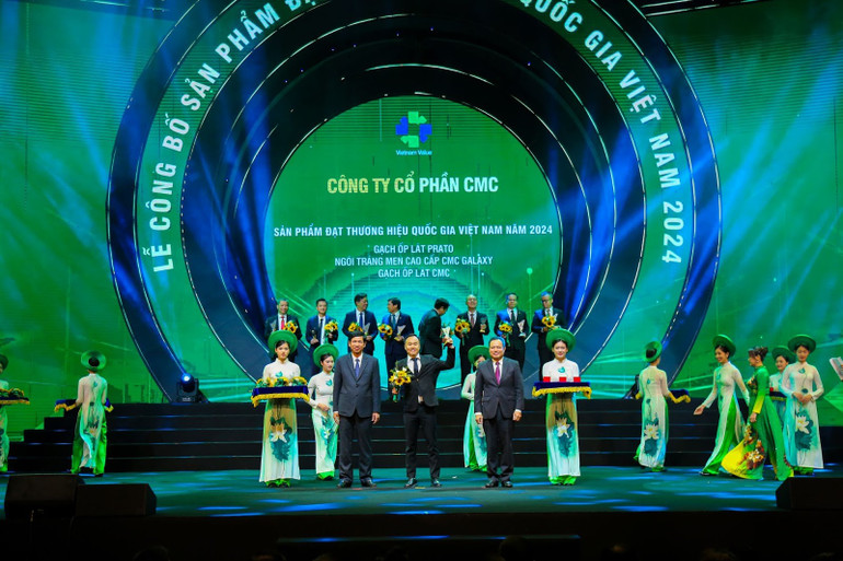 Đại diện các thương hiệu của Nhựa Đồng Nai, CMC và Inochi lên nhận cúp Thương hiệu quốc gia. Đại diện các thương hiệu của Nhựa Đồng Nai, CMC và Inochi lên nhận cúp Thương hiệu quốc gia.