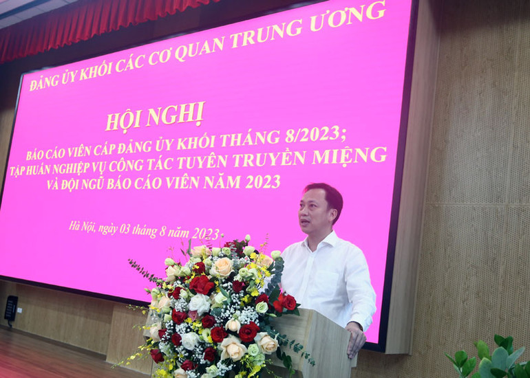 Đồng chí Lại Xuân Lâm, Phó Bí thư Thường trực Đảng ủy Khối phát biểu ý kiến. Đồng chí Lại Xuân Lâm, Phó Bí thư Thường trực Đảng ủy Khối phát biểu ý kiến.