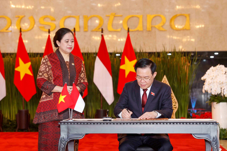 Chủ tịch Quốc hội Vương Đình Huệ ghi sổ lưu niệm tại Trụ sở Hạ viện Indonesia.