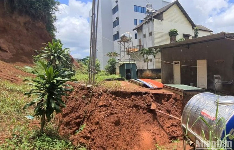 Hệ thống bồn chứa nằm trong khu đông dân cư, có nhiều nhà cao tầng nên người dân rất lo lắng về hiện tượng trên.
