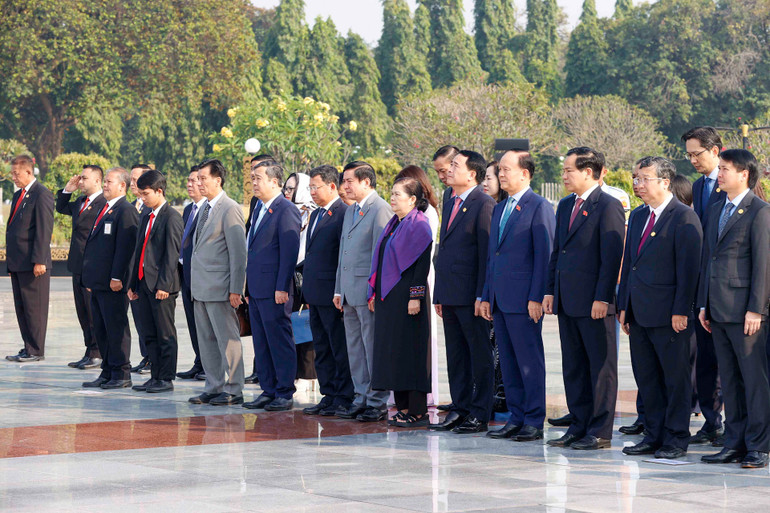 Đoàn đại biểu cấp cao Quốc hội Việt Nam đặt vòng hoa tại Đài tưởng niệm các Anh hùng dân tộc Indonesia. (Ảnh: Doãn Tấn)