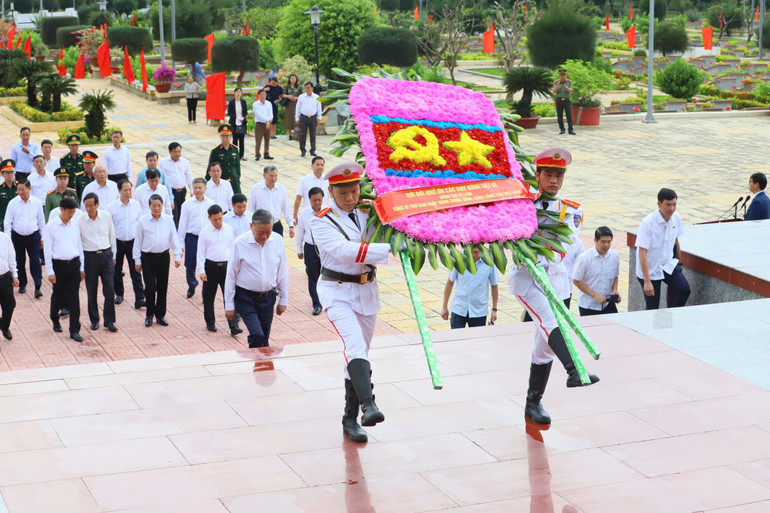 Tổng Bí thư Tô Lâm cùng Đoàn công tác của Trung ương và các đồng chí lãnh đạo địa phương dâng hương, dâng hoa tưởng nhớ Chủ tịch Hồ Chí Minh và các Anh hùng Liệt sĩ tại Nghĩa trang Liệt sĩ tỉnh Ninh Thuận.