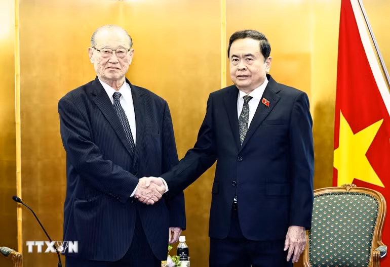 Chủ tịch Quốc hội Trần Thanh Mẫn và Chủ tịch điều hành Hội đồng thúc đẩy ngoại giao nhân dân Nhật Bản Matsuzawa. (Ảnh: TTXVN)