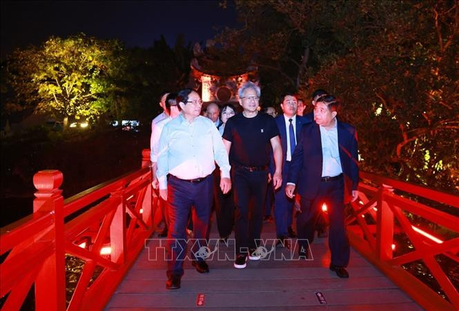 Thủ tướng Phạm Minh Chính và ông Jensen Huang, Nhà sáng lập kiêm Giám đốc điều hành Tập đoàn NVIDIA (Hoa Kỳ) thăm đền Ngọc Sơn. Ảnh: Dương Giang/TTXVN
