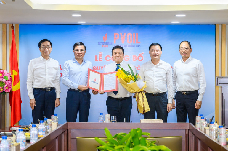 Lãnh đạo PVN và PVOIL trao quyết định và tặng hoa chúc mừng đồng chí Nguyễn Đăng Trình nhận nhiệm vụ Phó Bí thư Đảng ủy PVOIL. Lãnh đạo PVN và PVOIL trao quyết định và tặng hoa chúc mừng đồng chí Nguyễn Đăng Trình nhận nhiệm vụ Phó Bí thư Đảng ủy PVOIL.