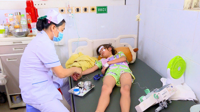 Chăm sóc trẻ mắc bệnh sởi ở Bệnh viện Nhi đồng Đồng Nai. (Ảnh: NGỌC THÀNH)