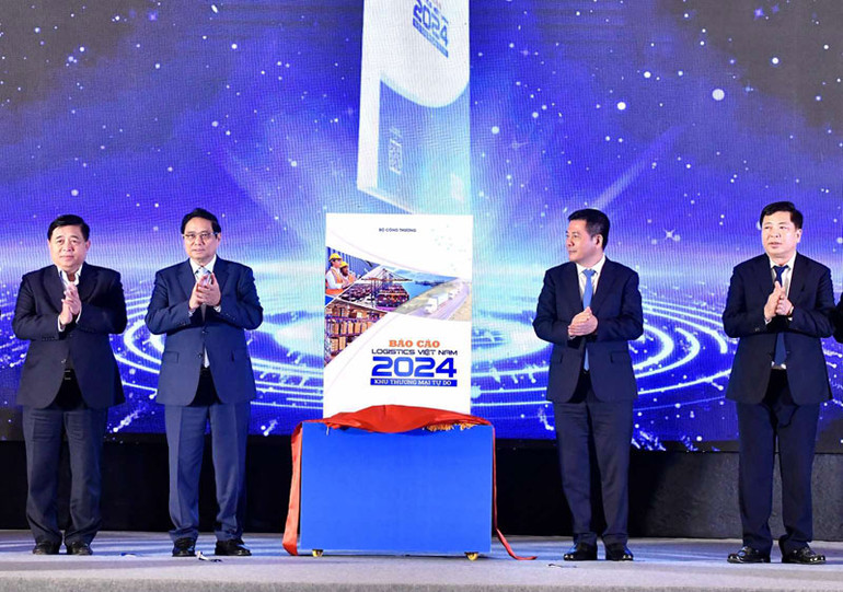 Thủ tướng Phạm Minh Chính cùng các đồng chí lãnh đạo thực hiện nghi thức công bố Báo cáo Logistics Việt Nam 2024.