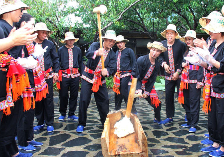 Khách du lịch tham gia các hoạt động trải nghiệm tại Mộc Châu (Sơn La). (Ảnh: NGỌC TUẤN)