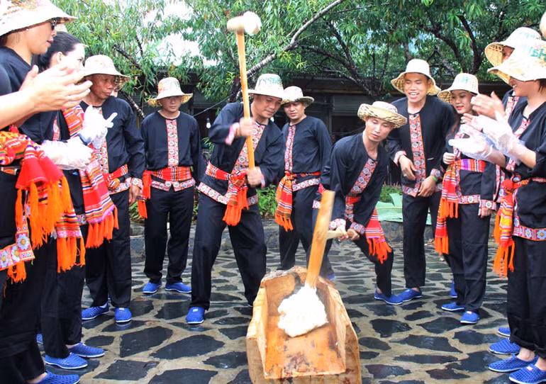 Khách du lịch tham gia các hoạt động trải nghiệm tại Mộc Châu (Sơn La). (Ảnh: NGỌC TUẤN)