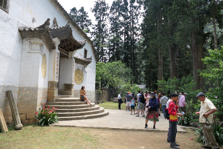 Khách tham quan dinh thự họ Vương tại huyện Đồng Văn (Hà Giang). (Ảnh: KHÁNH TOÀN)