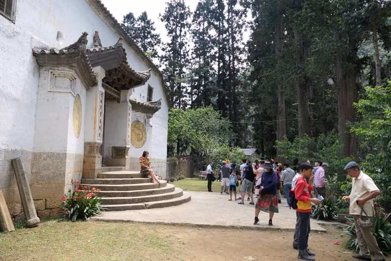 Khách tham quan dinh thự họ Vương tại huyện Đồng Văn (Hà Giang). (Ảnh: KHÁNH TOÀN)