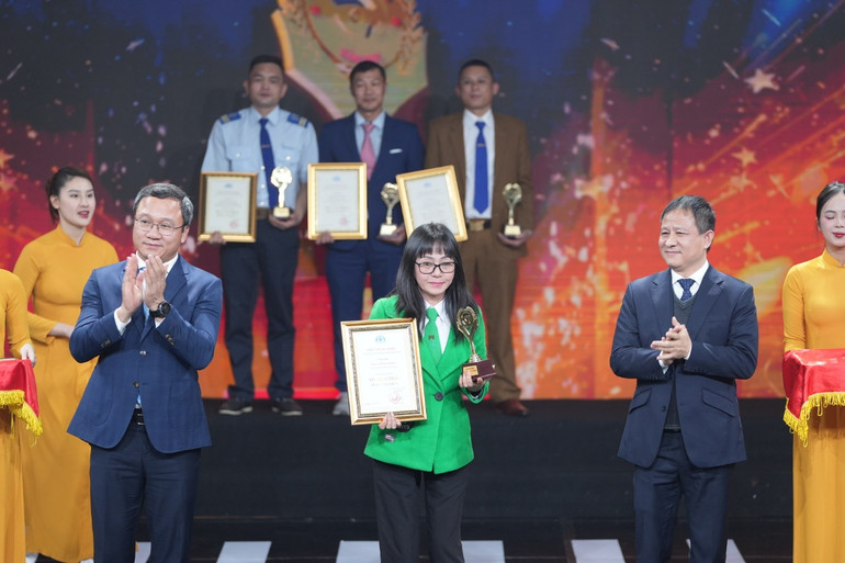 Tập đoàn Mai Linh là đơn vị có số lượng lái xe nhận giải thưởng "Vô lăng vàng" nhiều nhất nhờ thực hiện tốt công tác bảo đảm an toàn giao thông trên cả nước trong năm nay.