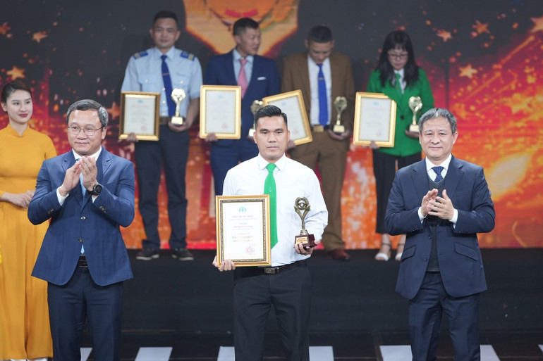 Lái xe Nguyễn Văn Trung - Công ty Cổ phần Mai Linh Thủ Đô là một tấm gương lái xe an toàn và có hành động cao đẹp cứu 2 cháu nhỏ rơi xuống hồ nước.